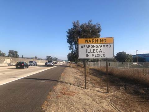 Contrabando de ropa usada de los Estados Unidos en la frontera EE